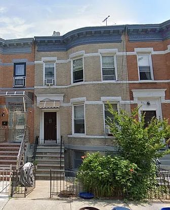 569 72nd St — property photo